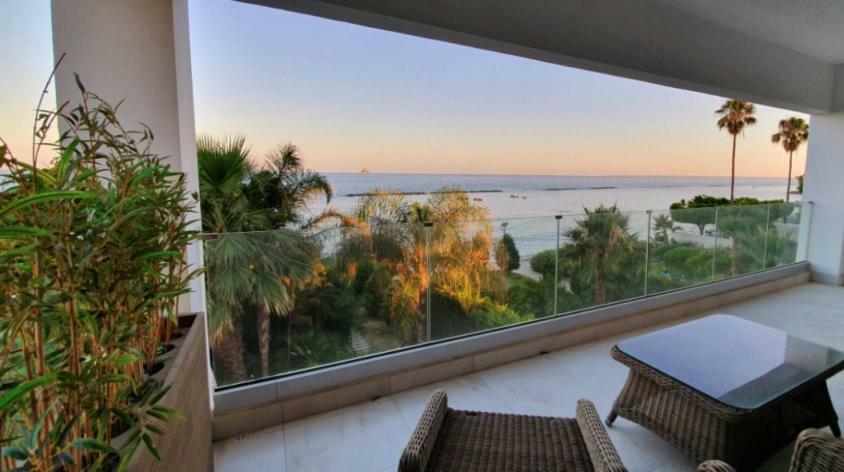 Pegasus Beach Front Apartment Limassol Luaran gambar